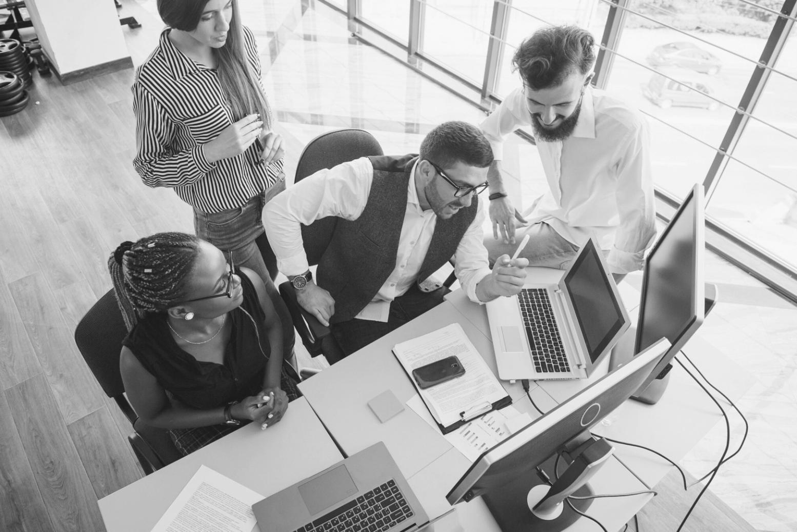 Moderne Lernumgebung mit digitalen Tools für emotionales Investmenttraining