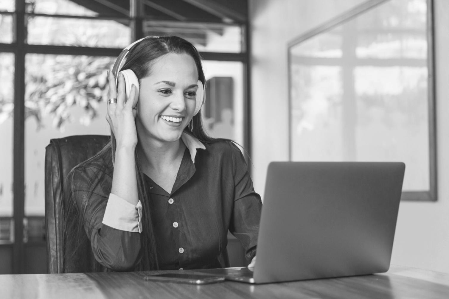 Teilnehmer während einer interaktiven Lerneinheit zur emotionalen Investmentstrategie